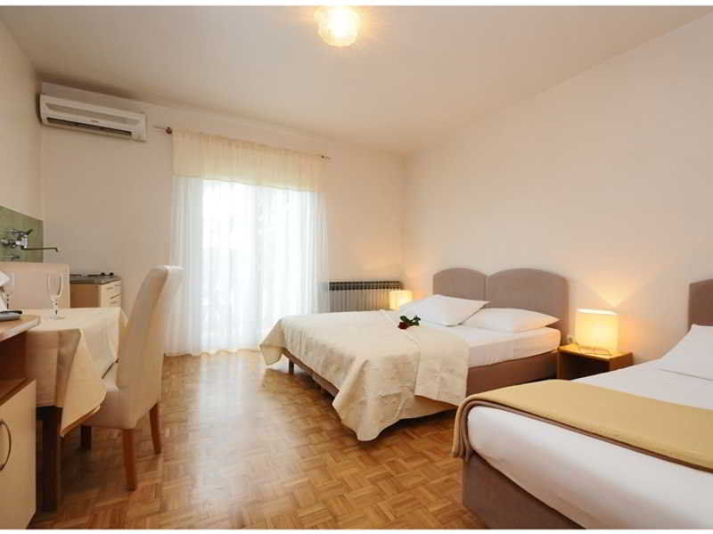 Rooms & Restaurant Matanovi Dvori Sukošan Εξωτερικό φωτογραφία