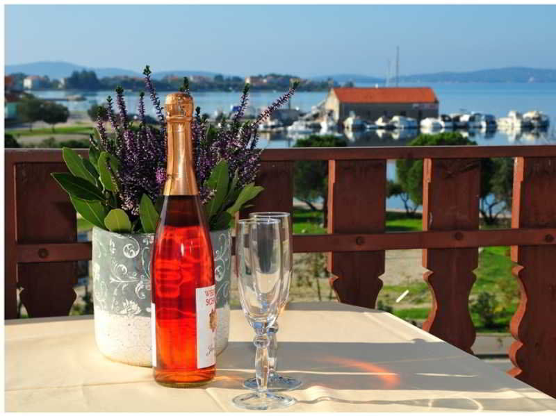 Rooms & Restaurant Matanovi Dvori Sukošan Εξωτερικό φωτογραφία